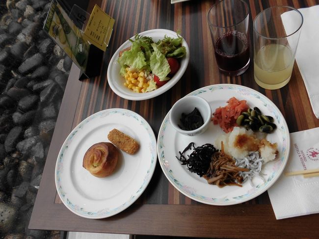 　友人は､デニッシュとサラダ、あと和食のお総菜です。牛乳を飲まないのでこのあとヨーグルトとフルーツをいただきました。