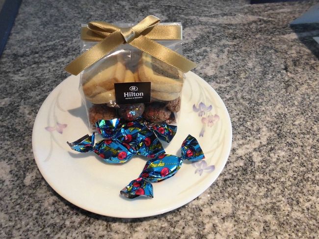 　ヒルトンについて部屋に入るといつものクッキーとチョコのウェルカムスイーツがおいてありました。このクッキーが私は好きです。