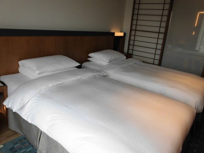 　ツインのベッドです。障子の向こう側はバスルームです。