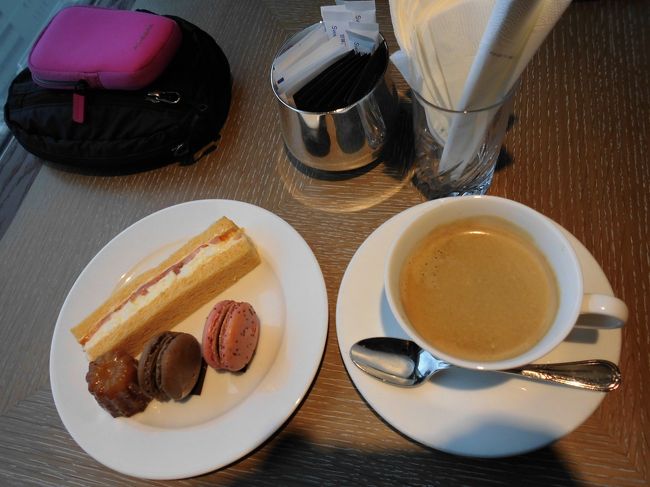 　ラウンジのティータイムに行きました。前より広くお洒落になった感じです。マカロンとサンドイッチをいただきました。