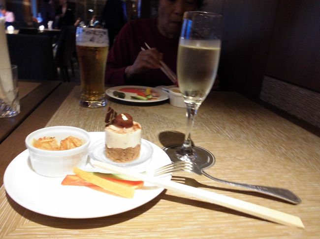 　カクテルタイムです。温かい料理と野菜スティック、それにマロンのケーキです。飲み物はスパークリングワインをいただきました。友人はいつもの生ビールです。ケーキが美味しかったです。