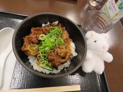 帰路 高速道路・西紀サービスエリアで牛カルビ丼(@660円)を食べました。
甘辛タレの味が良く、おいしかったです〜♪