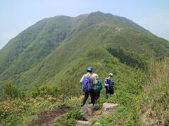 向こうに見える最高峰の男三瓶山へ。