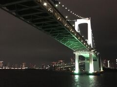 レインボーブリッジの真下を通過して東京湾へ出ていきます。
川崎の工場群や、有明のコンテナヤード、羽田の離発着など、夜景も楽しめました。
この後だいたい東京湾を出るまで、3時間位電波が通じます。最後館山の電波局を拾っていましたが、それで最後でした。
そこを過ぎたらまず電源OFF!（30時間の間オフラインです）