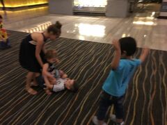 宿泊は「マンダリンオーチャード」。
オーチャード通りに面した老舗のホテル。
地下鉄サマセット駅から徒歩５分以内。
フロントが五階にあるので、わかりにくいですが、快適なホテルです。
今回でシンガポールは三回目ですが三回ともこのホテルです。
写真はオーストラリアから来た子供たちと戯れる息子。
子供たちに人種や国境はない！？