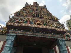 「スリ・ヴィラマカリアンマン寺院」ヒンドゥー教の寺院。
殺戮と破壊の女神「カーリー」を祭っている。屋根には、ヒンドゥー教の神のレリーフが…。
