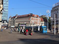 景色を見ながら街歩きしていたらいつの間にか市の中心イェラチッチ広場まで来てしまいました。