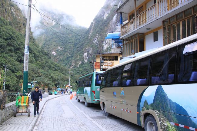 ７時前ですがもうマチュピチュ遺跡行きのバスが出ています。