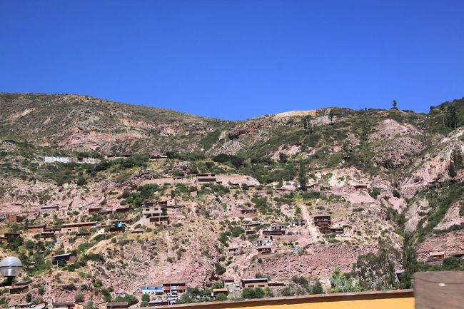 ここからバスでマラスの塩田経由クスコに向かいます。<br />高度はオリャンタイタンポが２８００ｍ、マラスの塩田が３２００ｍですので、バスで山を登っていくことになります。