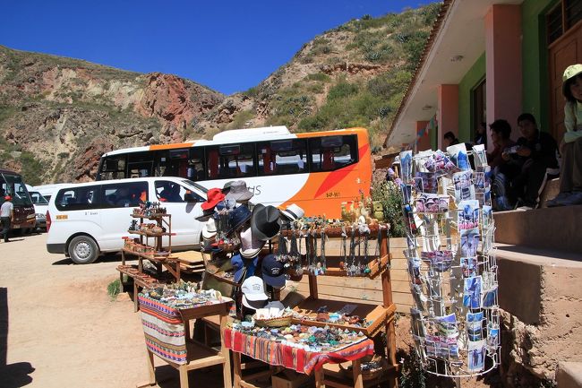 このマラスの塩田はクスコとの中間点にありますので観光客がトイレ休憩を兼ねて寄るようで、私たち以外の日本人の団体ツアーが来ていました。