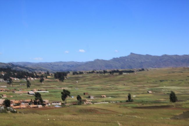 食事中もバスは一路クスコに向かっています。<br />車窓にはアンデスの山々が続いています。