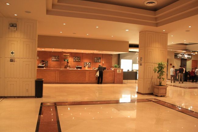 こちらがフロントです。<br />とても広々としたロビーです。