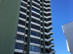 Campo Grande駅を降りたら、大きなバスターミナルとは反対の出口に出て左側に回ると、バス乗り場があります。通りを挟んで目の前にあるこの緑のビルが目印。（詳しくは、こちらのページの情報が参考になります。http://www.geocities.jp/cdj33980/travel/portugal/buspt.html）