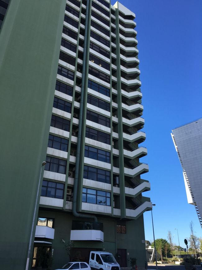 Campo Grande駅を降りたら、大きなバスターミナルとは反対の出口に出て左側に回ると、バス乗り場があります。通りを挟んで目の前にあるこの緑のビルが目印。（詳しくは、こちらのページの情報が参考になります。http://www.geocities.jp/cdj33980/travel/portugal/buspt.html）