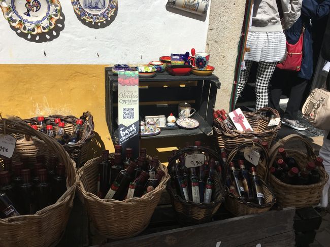 オビドス名物のチェリーのワインGinjaは、いろいろなお店でたーーくさん見かけました。（試飲したけど、かぜ薬のシロップみたいな味で、個人的には？）