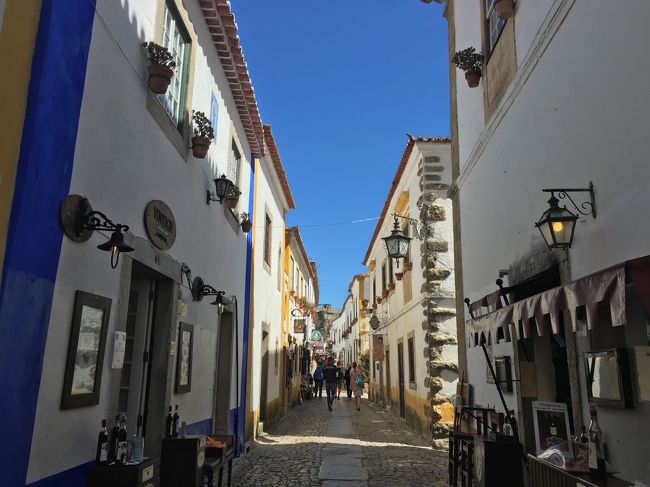 両側にお店がずーっと並んでます。