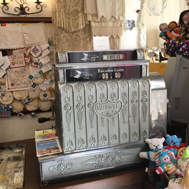 お店の中にあった、レトロなレジ。