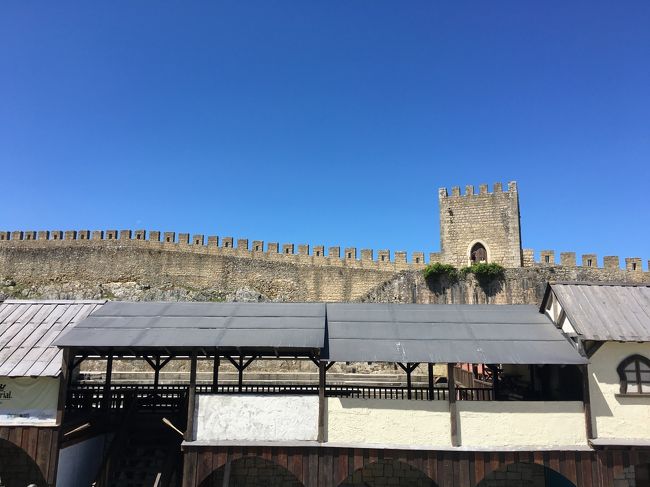 街の端まで来たようです。城壁に上ってみよう！