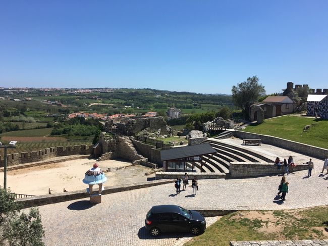 上るのはそれほど大変じゃないけど、高所恐怖症の友人たちはパスですって（正面の3人）。でも、せっかくお天気もいいし、ひとりでも上るのだ！