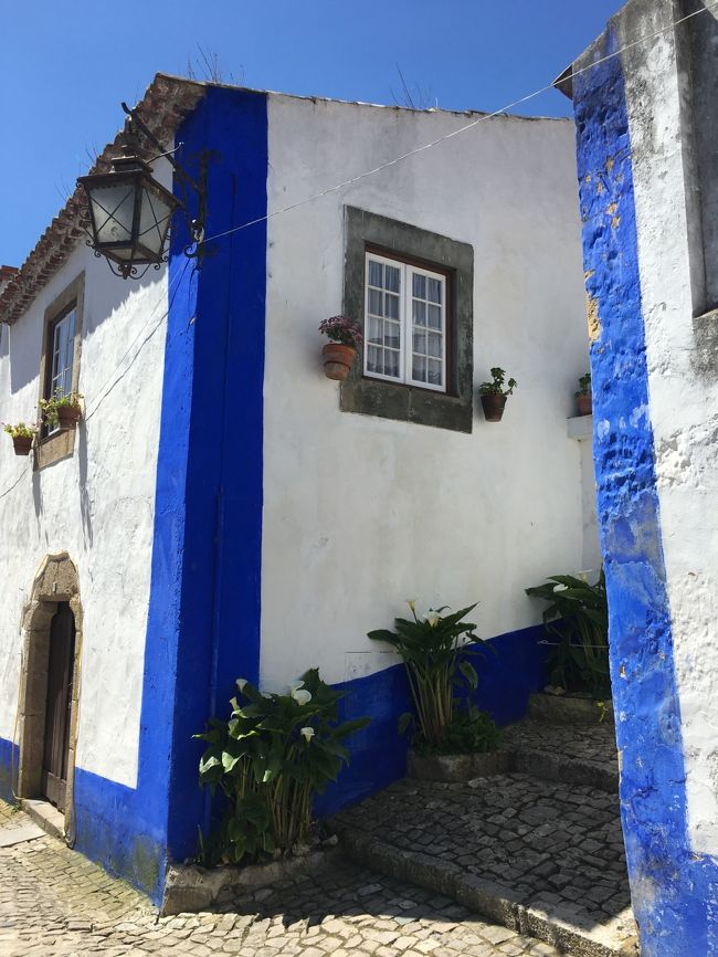 こんなところで死にたくないので、一番上まで行くのはあきらめて降りてきました。かわいい街並みをみながら、バス乗り場の方に戻ります。