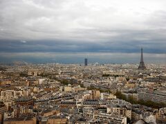 窓からみたパリの全景。

左に凱旋門、右にエッフェル塔、真ん中にモンパルナスタワー

まさに「これぞ、パリ」という風景！！この景色が見えただけで、大満足です。