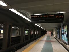 メトロのホーム。