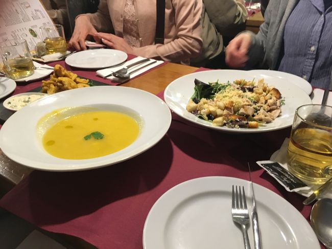 スープとサラダ。シェアしたいといったらスプーン4本くれた(笑)。