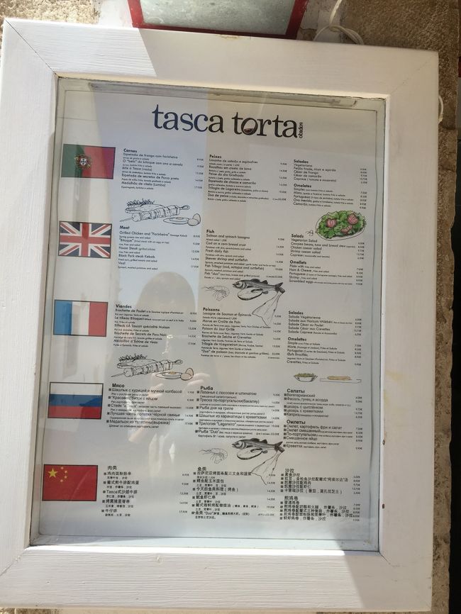 お腹が空いたのでランチにしましょう♪　お店の外観写真撮るの忘れちゃったけど、店先に出ていたこのメニューを見て、入ってみることに。