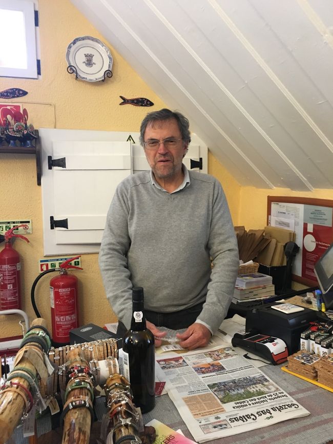 お土産に陶器のエッグスタンドを買ったお店のおじさま。すごく丁寧に包んでくれた！