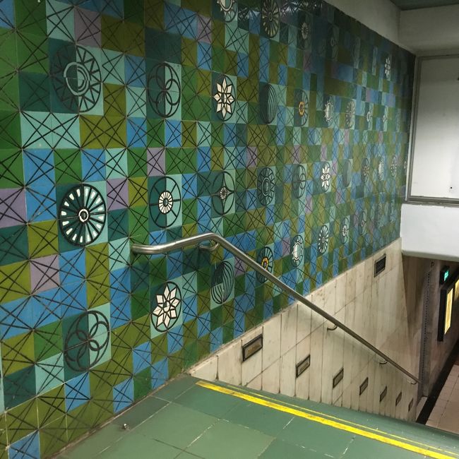 ホームに降りる階段。タイルがかわいい。