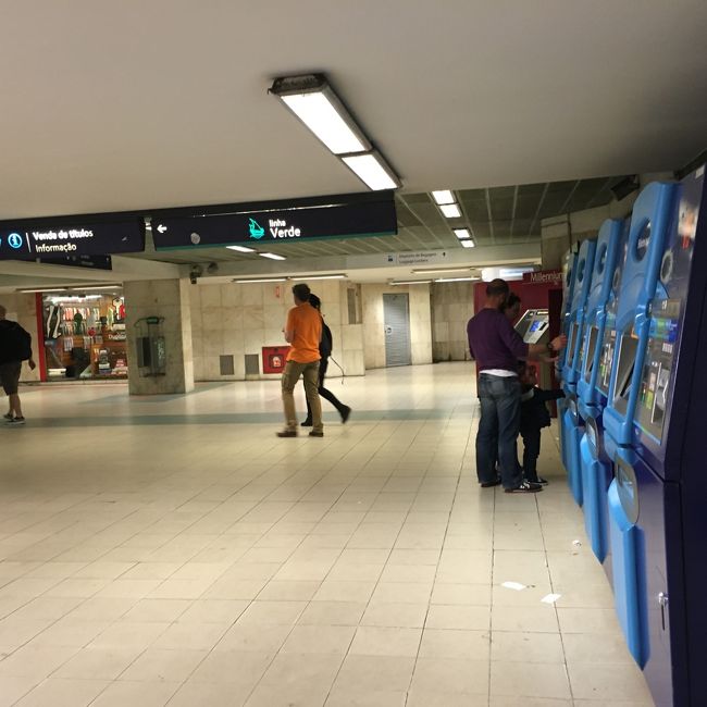 帰りのメトロは、もうリスボンカードが使えないので、切符が必要。自販機でトライしたけどよく分からなかったので窓口に行くことに。