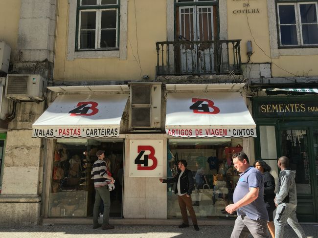 ロシオ広場からホテルに向かう途中にあったコルクのバッグなどを売っているお店。友人たちがお土産をお買上。