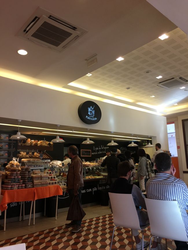 この日は疲れちゃったこともあって、夕飯は軽くすませることに。 Restauradores広場近くのセルフサービスのカフェみたいなところへ。