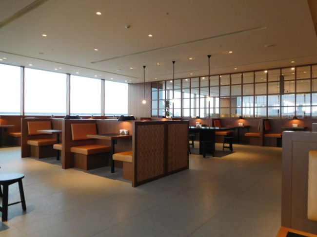 まだ7時前だったので<br />お腹も空いてたしJALラウンジで軽く食べてからの<br />再びキャセイへ