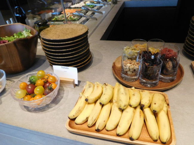 ドライフルーツやカラフルトマトもあったので<br />