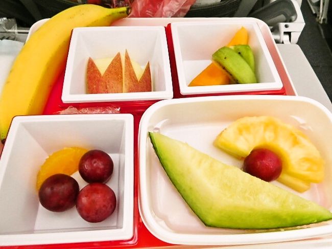 ラウンジでたくさん食べる予定だったので<br />機内はフルーツ食