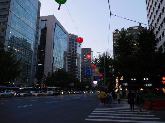 今日の予定は済んだので食後の散歩に。<br />この時期お釈迦様の誕生日を記念して<br />「燃灯会」が開催ということで道沿いには提灯