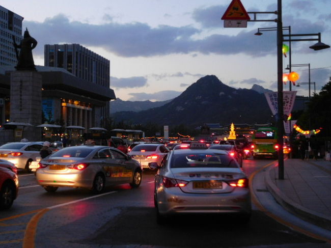19時すぎて大分暗くなってきたので景福宮の様子を見に