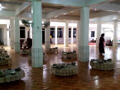 １０時３０分頃、チャカッワイン僧院に到着。
８時ヤンゴン発の鉄道に乗れたので、当日に食事風景を見ることができました。
１１時から食事が始まるということで、食事の準備中です。