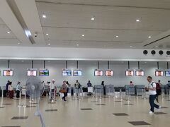 チェックインカウンターオープンは３時間前と聞いていましたが、２時間３０分前にオープンでした。ヤンゴン国際空港はWEBチェックインがダメで、カウンターに行く必要があります。今回はエアアジアでしたが、エアアジア以外も同様だと思います。
また、チェックイン時に出国カードが手渡され、記入する必要があります。