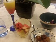 空港からホテルまで約３０分で移動。１０数年前に来た時には、市内まで１時間くらいかかった記憶があります。
これは、ウエルカムフルーツなど。