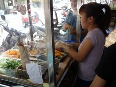 ノーマルなバインミーを購入。バナナをおまけにくれました。