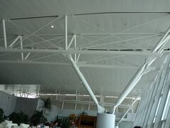 空港ラウンジで休憩。