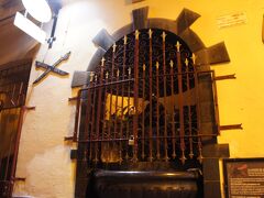 そのあとは相方に連れられ狭い路地へ

酔っぱらいの多いちょっと怖い路地だなぁ

で何かと思ったら