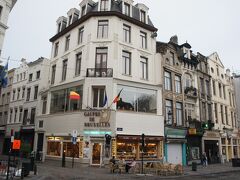 翌朝

ゴーフル・ドゥ・ブリュッセルで朝食を食べたいと思ってたけど
ガイドブックやネットで調べてみると開店時間がバラバラでどれが正しいかわからない（＾＾；

ホテルの部屋から目視で開店確認