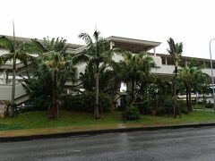 沖縄到着したらやはり雨です。
本土よりやっぱり気温高いせいかじっとりって感じです。