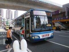 新店駅に到着してすぐに８４９番のバスに乗ります。
このバスが烏来へ行くようです(・〜・)=333。