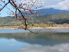 『宇多野ユースホステル』から、嵐山まで、気持ちの良い天気の朝
散策途中に、美しい広沢の池に出ました
水面に写る、碧い空と山、ピンク色の桜が見事に溶け合って
京都の春を感じました
池に吸い込まれそうになりました