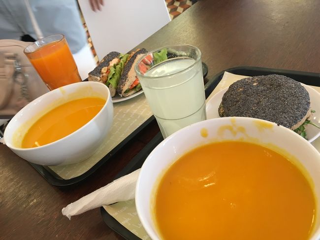 スープとサンドイッチ、飲み物のセット2つを、4人でシェア。スープの量がものすごくてお腹いっぱい(笑)。