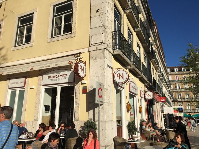 すぐ近くの別のカフェで、ナタ（エッグタルト）とバカリャウのコロッケなどを購入。